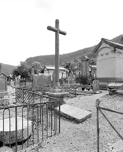 croix de cimetière et tombeau de J. M. Bailly-Maître