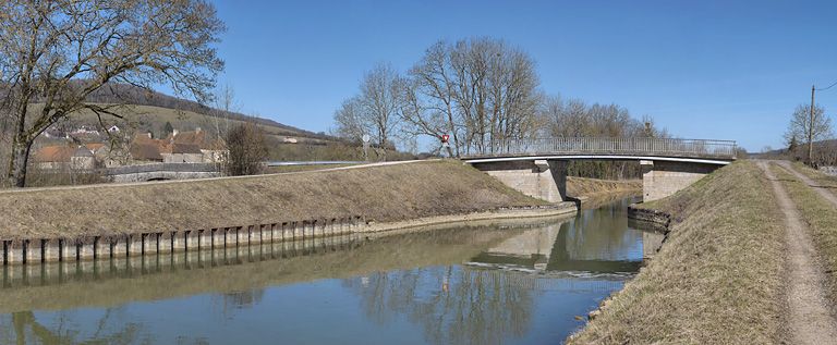 pont routier isolé sur canal ; pont d'Eguilly (canal de Bourgogne)