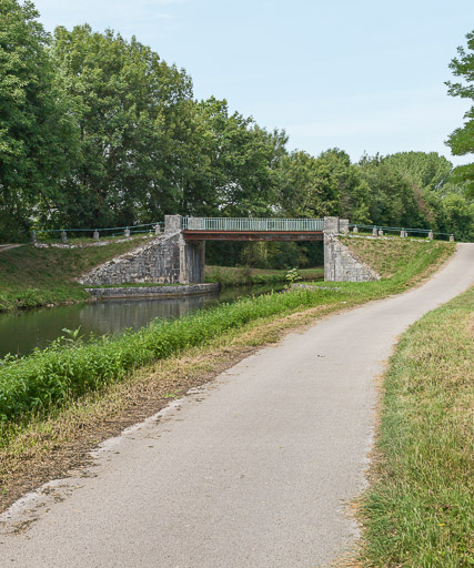 pont routier isolé du Parc (canal du Nivernais)