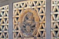 décor d'architecture (claustra, colonnes et pots à plantes) : médaillon armorié et coquillages