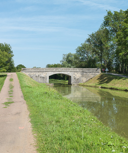 pont routier isolé d'Aiguilly (canal du Nivernais)