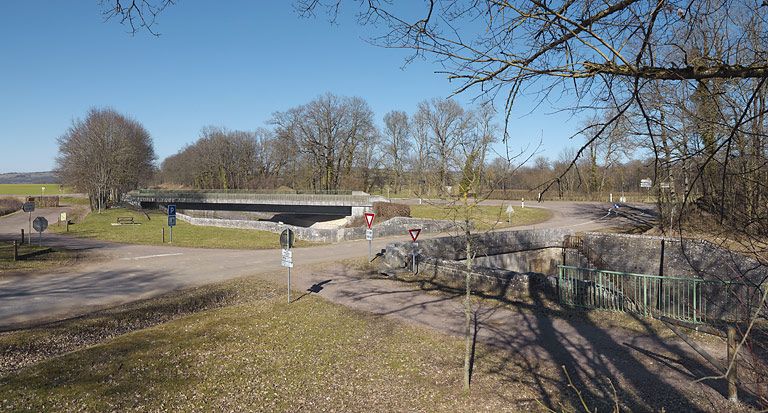 pont routier isolé de la tranchée du Creusot (canal de Bourgogne)