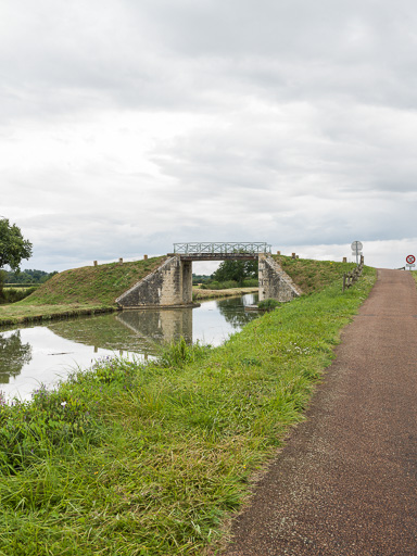 pont routier isolé de Marcou (canal du Nivernais)