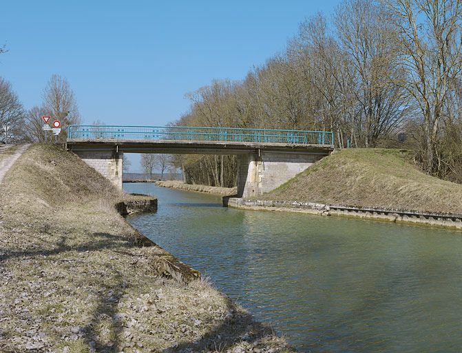 pont routier isolé de Gissey-le-Vieil (canal de Bourgogne)