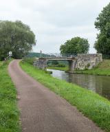 pont routier isolé d'Envilliers (canal du Nivernais)