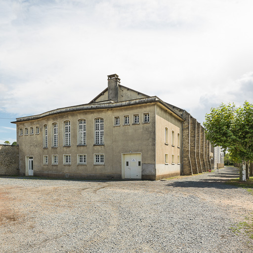 ancienne verrerie de Saint-Léger-des-Vignes ; actuellement complexe sportif du Centre Fresneau (activités liées au canal du Nivernais)