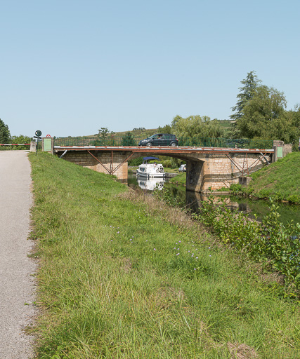 pont routier isolé de Vincelles (canal du Nivernais)