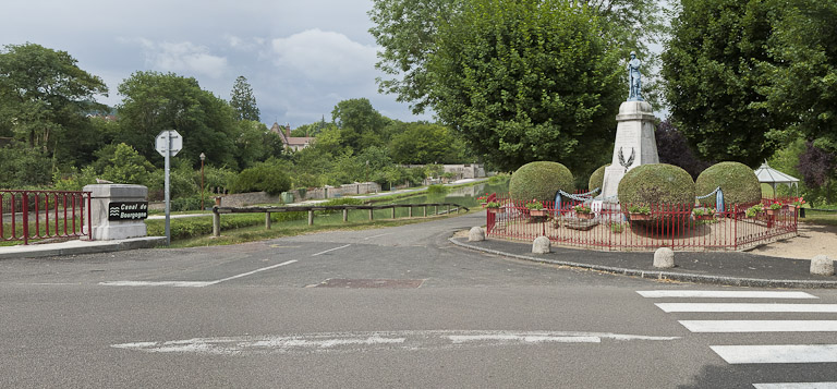 monument aux morts (paysages du canal de Bourgogne)