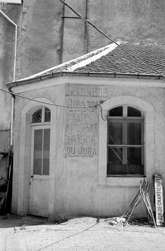 maison, imprimerie Girardi et Audebert puis Imprimerie doloise, actuellement magasin de commerce