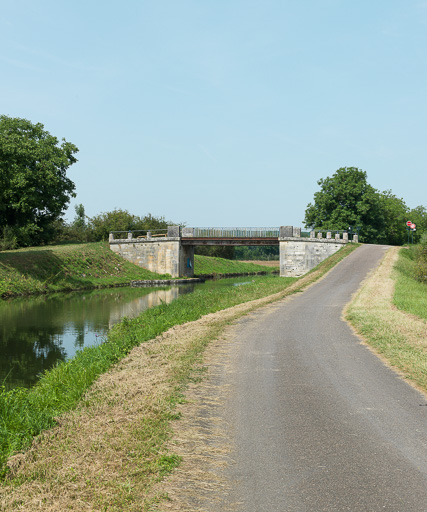 pont routier isolé de Sery (canal du Nivernais)