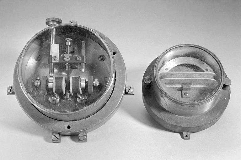 instrument de mesure de forces électromotrices (galvanomètre) et instrument de préparation (relais électrique polarisé)