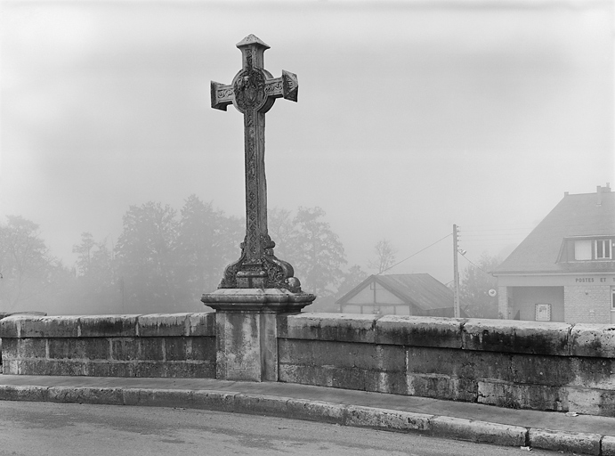 pont routier isolé de Châtillon-en-Bazois (canal du Nivernais)