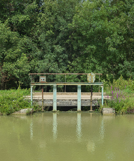 déversoir de fond ; épanchoir de Magny (canal du Nivernais)