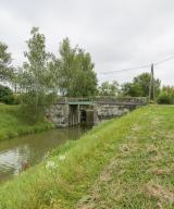 pont sur l'écluse 28 du versant Loire, dite d'Isenay (canal du Nivernais)