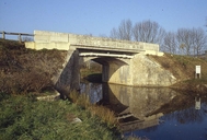 pont routier isolé, dit de Cuzy (canal du Nivernais)