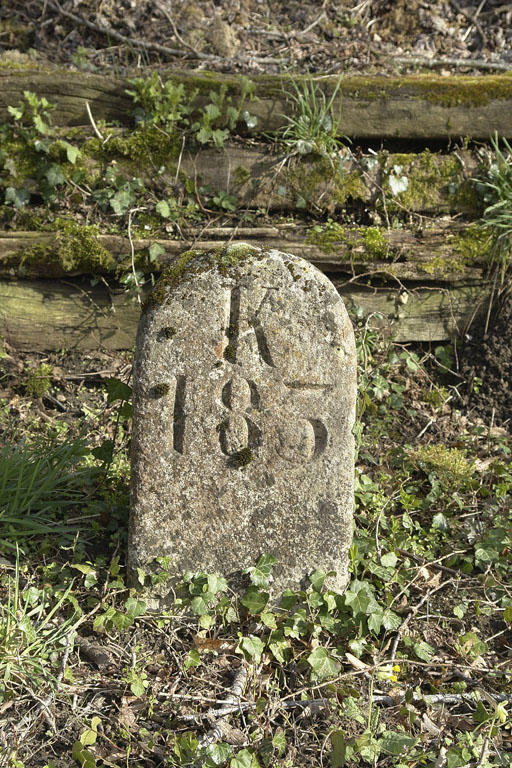 borne kilométrique (canal de Bourgogne)