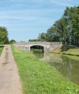 pont routier isolé d'Aiguilly (canal du Nivernais)