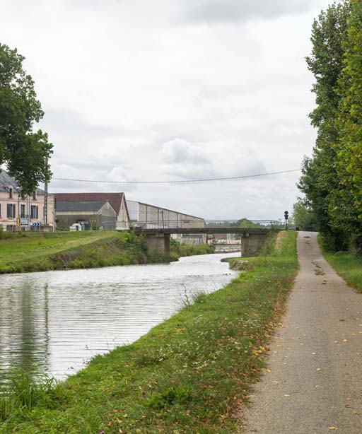 pont routier isolé (canal de Bourgogne)