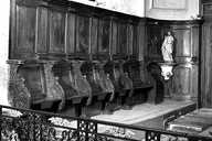 10 stalles, lambris de demi-revêtement