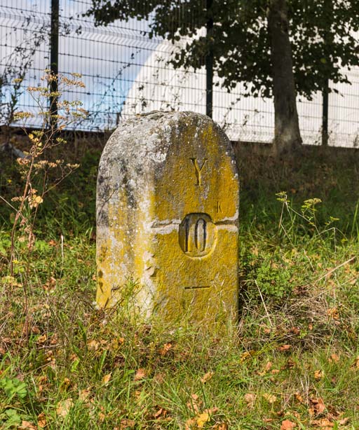 borne kilométrique (canal de Bourgogne)