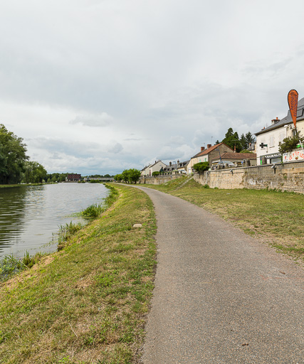 quai de Saint-Léger-des-Vignes ; ancien port de la Charbonnière (canal du Nivernais)