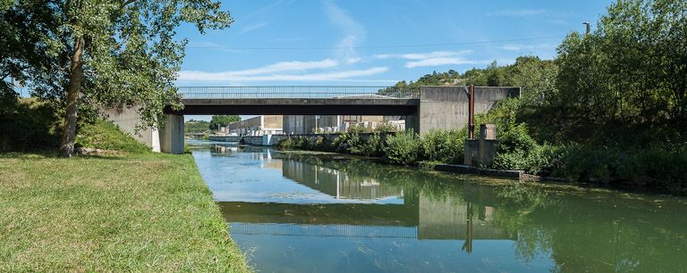 pont routier isolé (canal de Bourgogne)