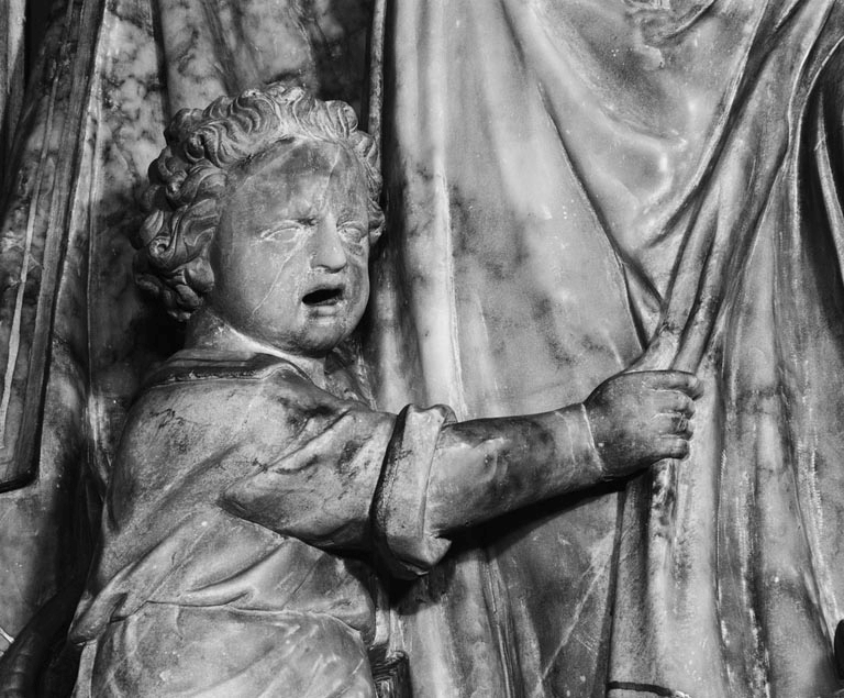 groupe sculpté (grandeur nature) : Vierge à l'Enfant écrasant un dragon