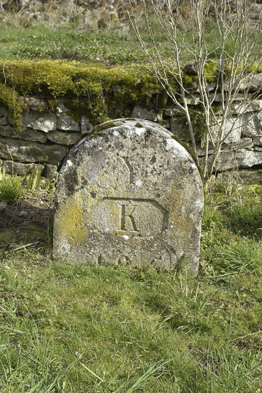 borne kilométrique (canal de Bourgogne)