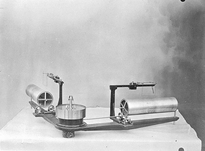 instrument de mesure de phénomènes ondulatoires et d'enregistrement (sismographe Mainka-Bosch)