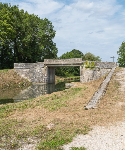 pont routier isolé des Granges (canal du Nivernais)