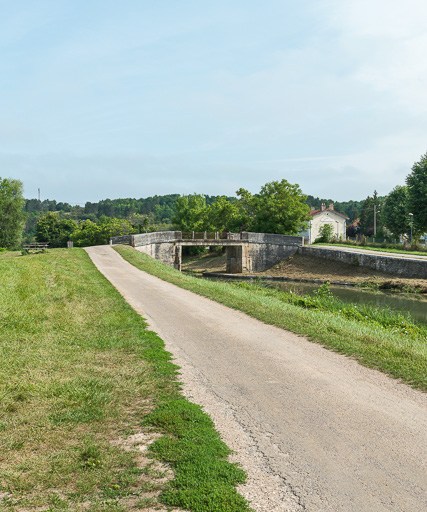 pont routier isolé du Gade (canal du Nivernais)