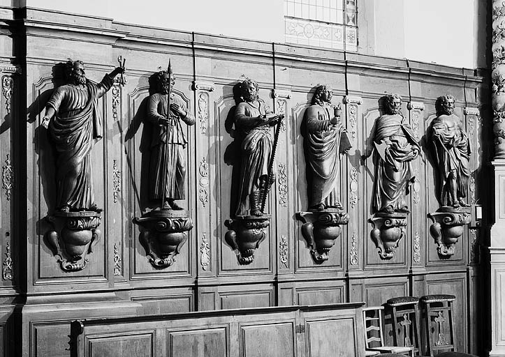 lambris de revêtement et 12 statues des apôtres