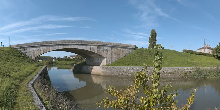 pont routier isolé (canal de Bourgogne)