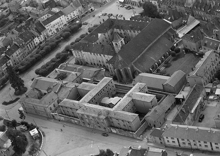 couvent de cordeliers, actuellement église paroissiale Saint-Pierre et Saint-Paul, demeure et édifice commercial