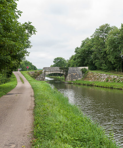 pont routier isolé de Presle (canal du Nivernais)