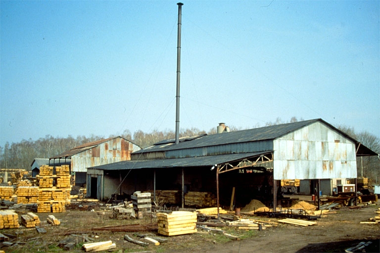 usine liée au travail du bois (usine de créosotage)