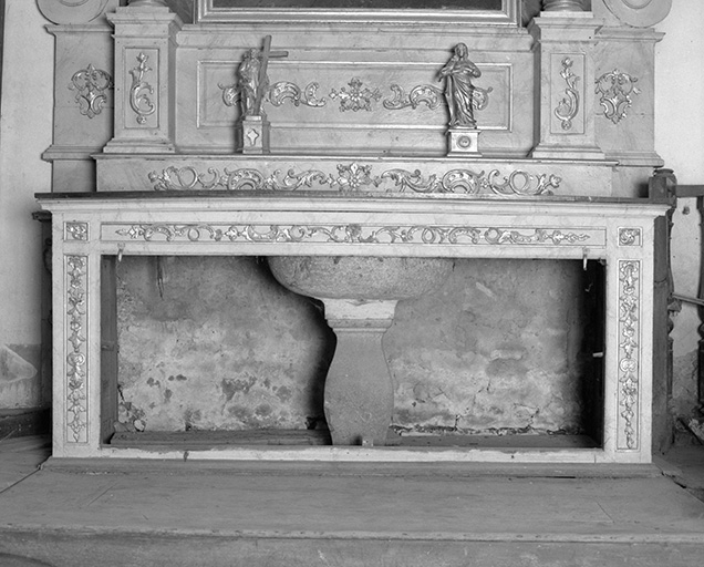 autel, retable (autel secondaire), fonts baptismaux