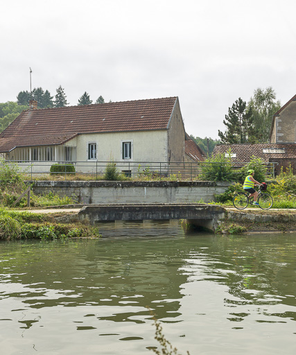 rigole d'alimentation du ruisseau de Chamoux (canal du Nivernais)