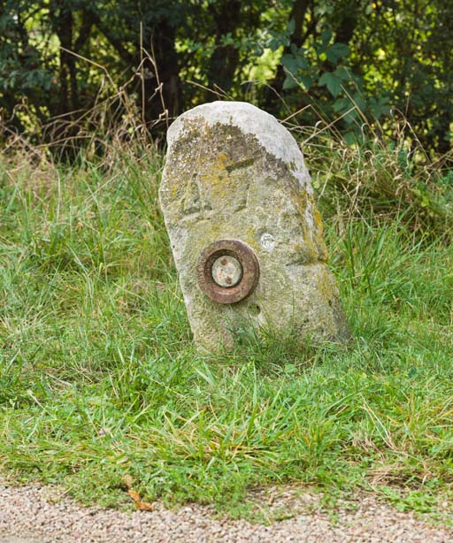 borne kilométrique (canal de Bourgogne)
