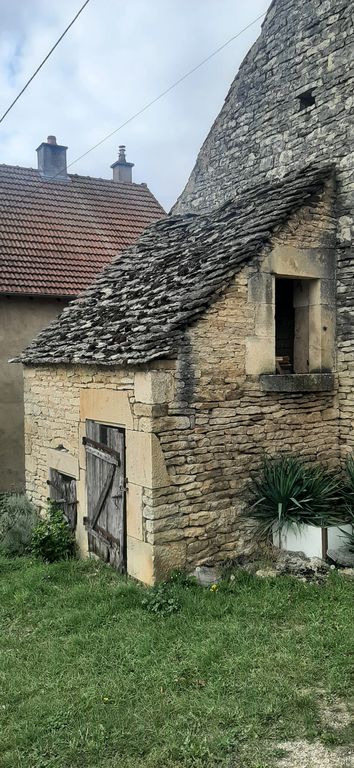 toit à porc et remise agricole