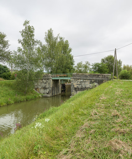 pont sur l'écluse 28 du versant Loire, dite d'Isenay (canal du Nivernais)