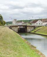 pont routier sur l'écluse 64 du versant Yonne (canal de Bourgogne)