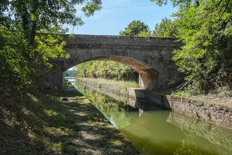 pont routier isolé (canal de Bourgogne)