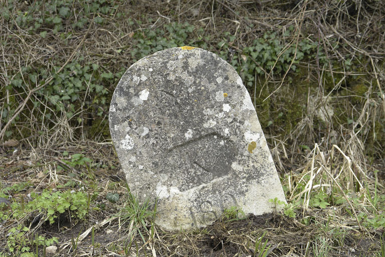 borne kilométrique (canal de Bourgogne)