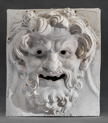 deux bas-reliefs (modèles de masques sculptés) : la Tragédie et la Comédie