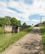 pont sur l'écluse 36 du versant Seine, dite de la Porte (canal du Nivernais)