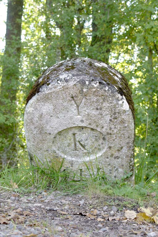 borne kilométrique (canal de Bourgogne)