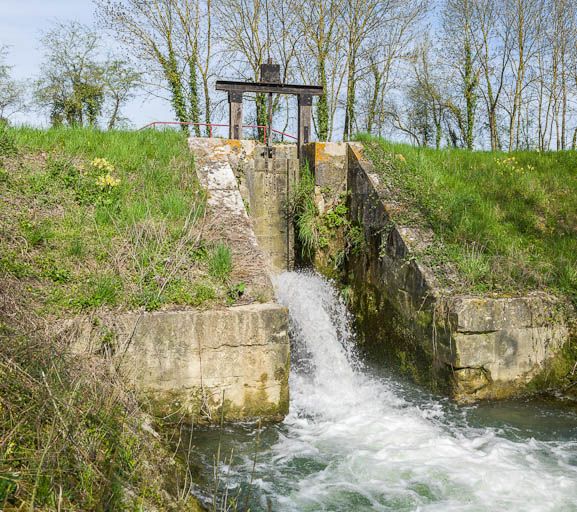 déversoir de fond ; décharge de fonds de Dannemoine (canal de Bourgogne)