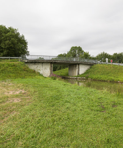 pont routier isolé des Malcives (canal du Nivernais)