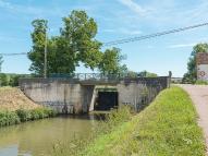 pont sur l'écluse 34 du versant Seine, dite de Dirol (canal du Nivernais)